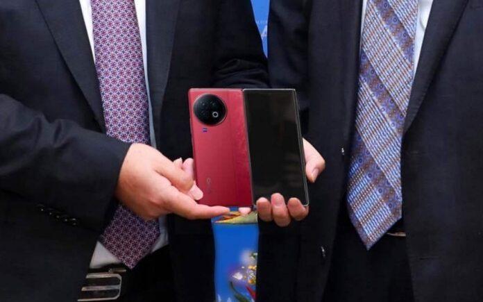 Vivo X Fold 2 hivatalosan leleplezve: piros színben és 3 Zeiss kamerával; Az összehajtható készülék áprilisban debütál
