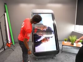 A világ legnagyobb iPhone-ja majd 2 méter magas és teljesen működőképes