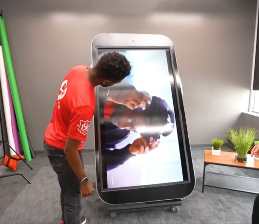 A világ legnagyobb iPhone-ja majd 2 méter magas és teljesen működőképes