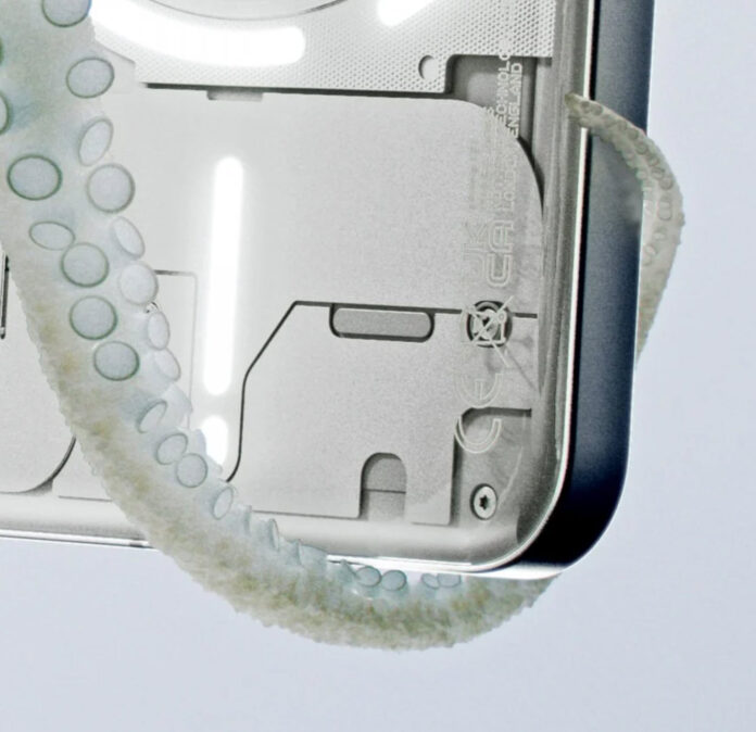 Új előzetes képek érkeztek a Nothing Phone (2) dizájnjáról, India már az előrendelésekkel készül
