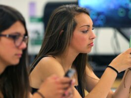 Hollandiában betiltják a telefonokat, táblagépeket és okosórákat az iskolákban a jobb koncentráció érdekében
