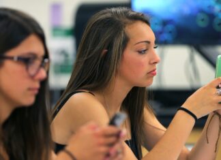 Hollandiában betiltják a telefonokat, táblagépeket és okosórákat az iskolákban a jobb koncentráció érdekében