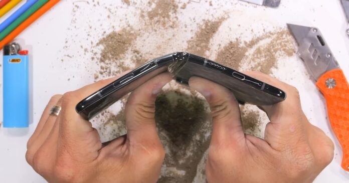 JerryRigEverything kíméletlenül tesztelte a Google Pixel Foldot: mennyire bírja az igénybevételt az összecsukható telefon? 1 A Google Pixel Fold összecsukható telefonja vajon tényleg bírja a strapát? JerryRigEverything keményen próbára tette