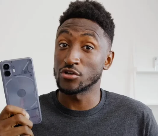 Nothing Phone (2): Marques Brownlee bemutatja a telefon új LED-megvilágítási rendszerét és az ergonomikus változásokat