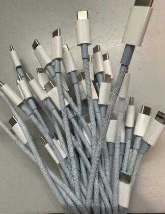 Lehet, hogy az iPhone 15 dobozában textilborítású, a telefon színével egyező USB Type-C kábelt találunk?