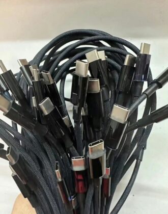 Lehet, hogy az iPhone 15 dobozában textilborítású, a telefon színével egyező USB Type-C kábelt találunk?