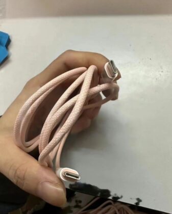 Lehet, hogy az iPhone 15 dobozában textilborítású, a telefon színével egyező USB Type-C kábelt találunk?