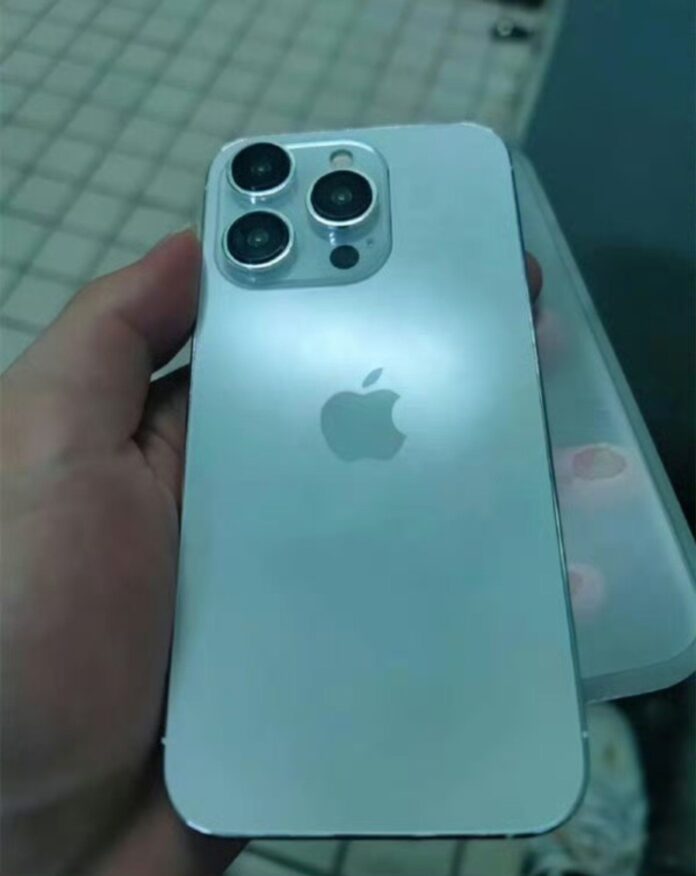 Az iPhone 15 Pro makettje