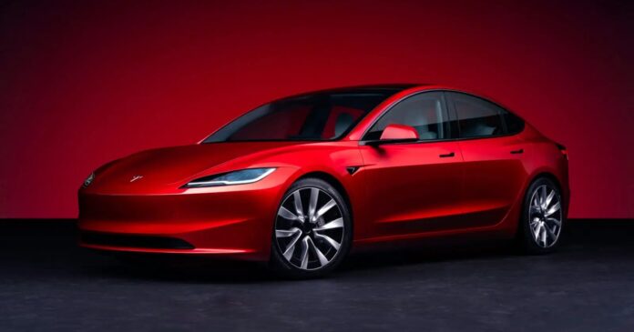 Tesla Európában is bemutatta a frissített Model 3-at: Új fényszórók, élesebb dizájn és nagyobb hatótáv