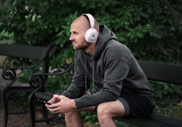 SteelSeries Arctis Nova 7 White: Páratlan hangminőséget ígér és MI-vezérelt zajszűrést a gamereknek