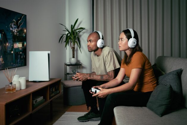 SteelSeries Arctis Nova 7 White: Páratlan hangminőséget ígér és MI-vezérelt zajszűrést a gamereknek