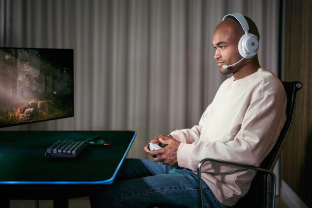 SteelSeries Arctis Nova 7 White: Páratlan hangminőséget ígér és MI-vezérelt zajszűrést a gamereknek