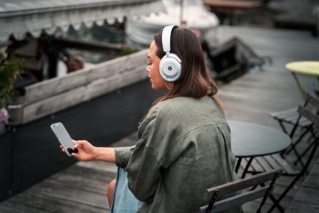 SteelSeries Arctis Nova 7 White: Páratlan hangminőséget ígér és MI-vezérelt zajszűrést a gamereknek