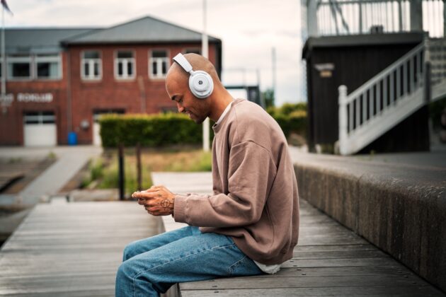 SteelSeries Arctis Nova 7 White: Páratlan hangminőséget ígér és MI-vezérelt zajszűrést a gamereknek