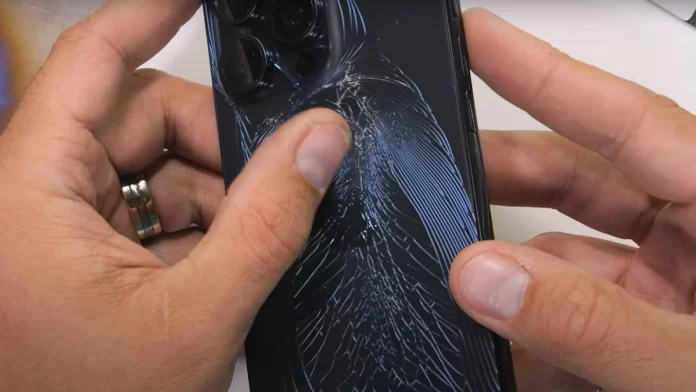 Karcolások és törések: Az iPhone 15 Pro Max első teszteredményei 2 Az iPhone 15 Pro Max nem állta meg a helyét a strapabírósági teszten