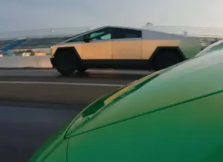 Cybertruck bemutatja erejét: Porsche 911-et győz le, miközben egy Porsche 911 vontat..