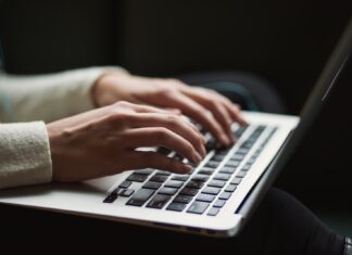 Hogyan hallgatja le a MI a jelszavakat: Új kihívások a kiberbiztonságban