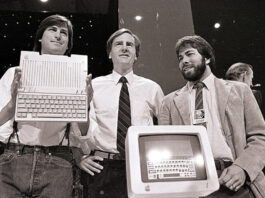A 1984-ben debütált gép 9 hüvelykes monokróm kijelzővel, a MacWrite és a MacPaint alkalmazásokkal került a boltok polcaira.