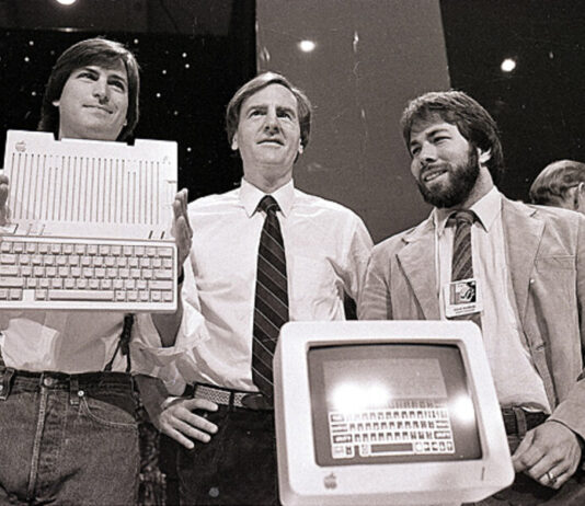 A 1984-ben debütált gép 9 hüvelykes monokróm kijelzővel, a MacWrite és a MacPaint alkalmazásokkal került a boltok polcaira.