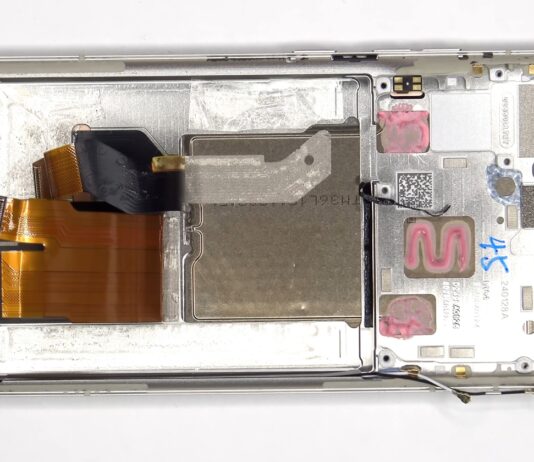 A Motorola Edge 50 Pro szétszedése; Javíthatósága csak átlagos