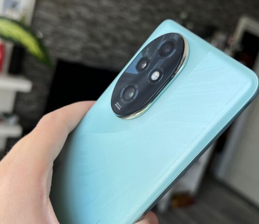 A hátlapon egy 50 megapixeles fő kamera található f/1.9-es rekesznyílással, PDAF-fal és optikai képstabilizációval. Emellett egy 50 megapixeles teleobjektíves kamera is helyet kapott f/2.4-es rekesznyílással, PDAF-fal, optikai képstabilizációval és 2,5-szörös optikai zoommal.