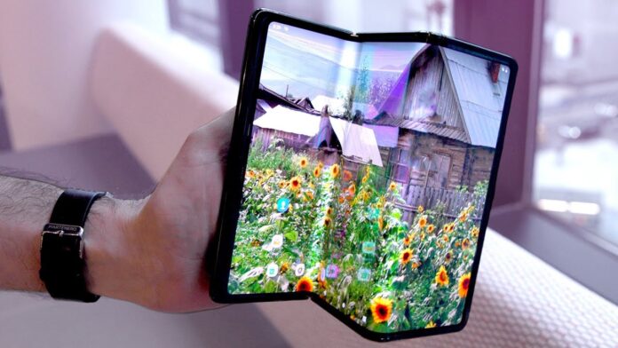 Huawei tripla hajlítható telefonja belülről és kívülről is hajlik 1 Huawei újraírja az összecsukható telefonok szabályait a tripla hajlítható dizájnnal