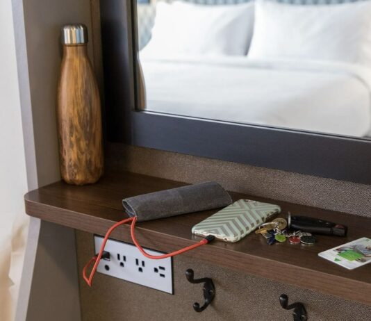 Az FBI figyelmeztet: ne használjuk a szállodai USB-portokat telefon töltésére