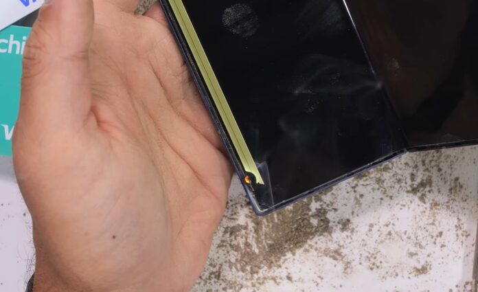 A Samsung Galaxy Z Fold6 szalagkábele lángra kapott; Extrém teszt a JerryRigEverything csatornán 1 A Samsung Galaxy Z Fold6 ellenállósági tesztjei: tűz és karcok próbatétele