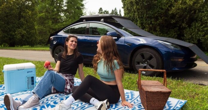 A GoSun bemutatta az első összecsukható napelemes töltőt elektromos autókhoz; íme a részletek és az ára 1 A GoSun bemutatta az első összecsukható napelemes töltőt elektromos autókhoz