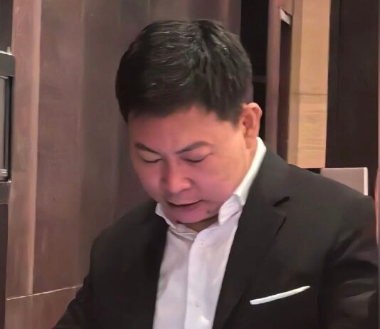 Huawei tri-fold készülék: újabb fotók Richard Yutól, vékonyabb dizájn