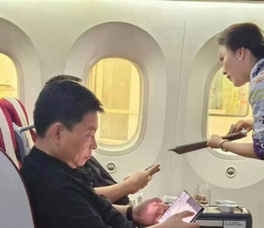Richard Yu kezében szerepel a telefon