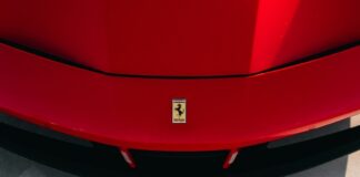 A Ferrari első elektromos autója októberben érkezik; álcázva tesztelik Olaszországban