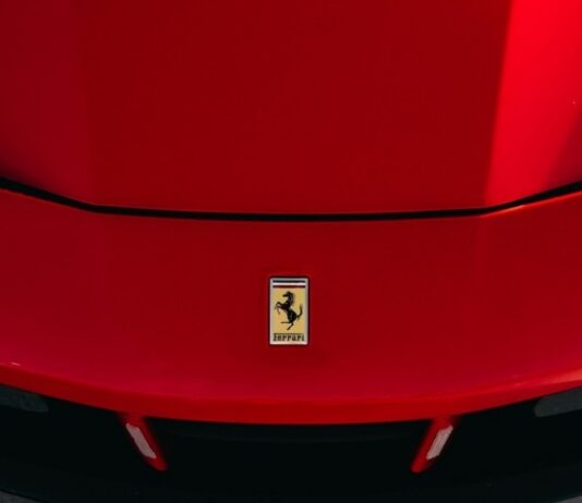 A Ferrari első elektromos autója októberben érkezik; álcázva tesztelik Olaszországban