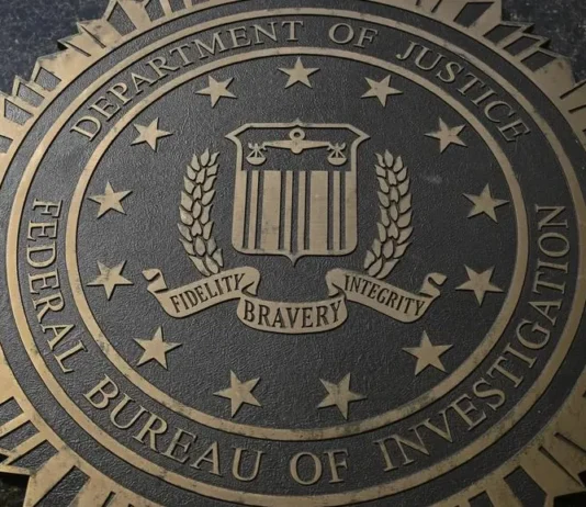 Az FBI figyelmeztetése az Egyesült Államokban; Kínai csalók hamis SMS-ekkel támadják az iPhone és Android felhasználókat útdíjtartozás ürügyén