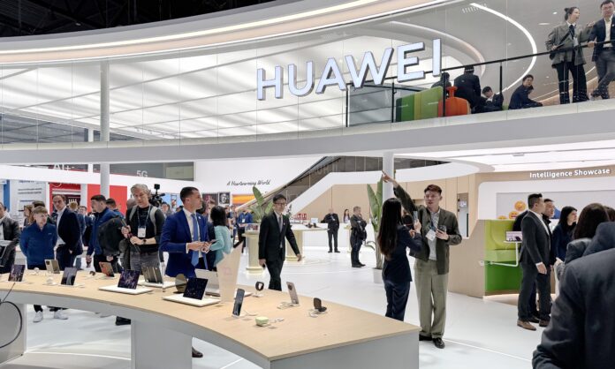 A Huawei az 5.5G és az MI erejével alakítaná át az ipart; Intelligens hálózatok és digitalizáció az MWC 2025-en 1 Az MI és az 5.5G találkozása a Huawei standján; Gyorsabb, okosabb és hatékonyabb ipari rendszerek