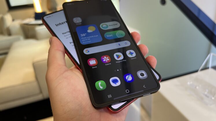 A Galaxy Z Flip7 hivatalosan is bemutatkozott; az első hajlítható csúcstelefon Exynos lapkával és szinte láthatatlan hajlattal