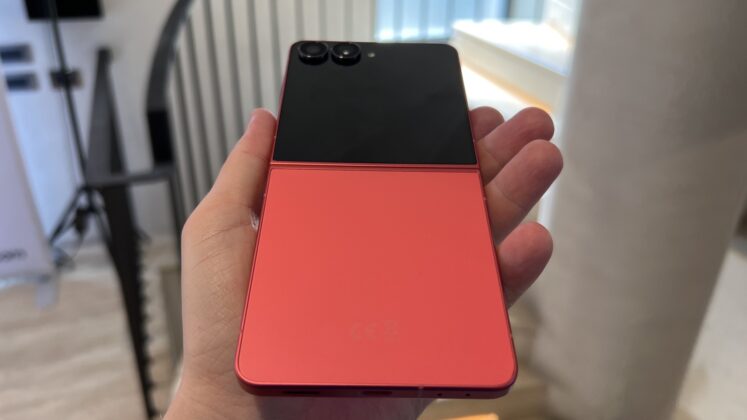 A Galaxy Z Flip7 hivatalosan is bemutatkozott; az első hajlítható csúcstelefon Exynos lapkával és szinte láthatatlan hajlattal