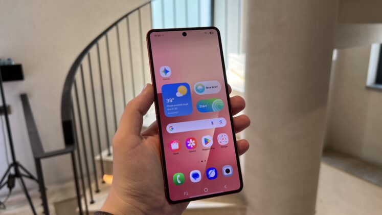A Galaxy Z Flip7 hivatalosan is bemutatkozott; az első hajlítható csúcstelefon Exynos lapkával és szinte láthatatlan hajlattal