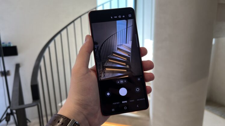 A Galaxy Z Flip7 hivatalosan is bemutatkozott; az első hajlítható csúcstelefon Exynos lapkával és szinte láthatatlan hajlattal