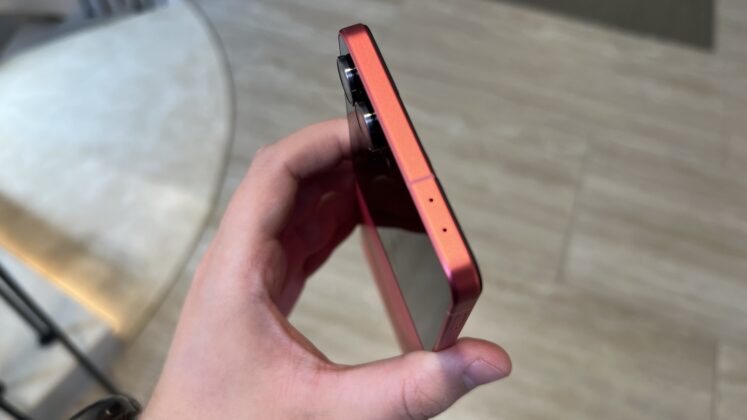 A Galaxy Z Flip7 hivatalosan is bemutatkozott; az első hajlítható csúcstelefon Exynos lapkával és szinte láthatatlan hajlattal