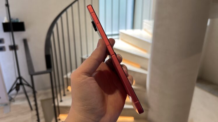 A Galaxy Z Flip7 hivatalosan is bemutatkozott; az első hajlítható csúcstelefon Exynos lapkával és szinte láthatatlan hajlattal