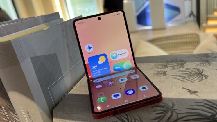 A Galaxy Z Flip7 hivatalosan is bemutatkozott; az első hajlítható csúcstelefon Exynos lapkával és szinte láthatatlan hajlattal