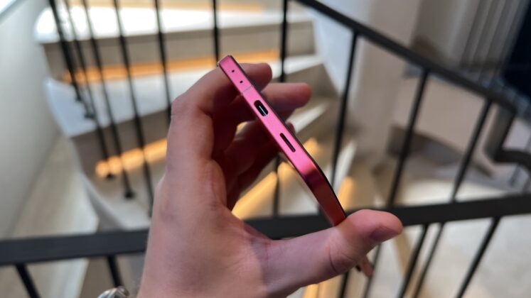 A Galaxy Z Flip7 hivatalosan is bemutatkozott; az első hajlítható csúcstelefon Exynos lapkával és szinte láthatatlan hajlattal