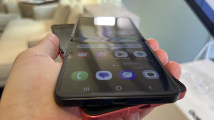 A Galaxy Z Flip7 hivatalosan is bemutatkozott; az első hajlítható csúcstelefon Exynos lapkával és szinte láthatatlan hajlattal