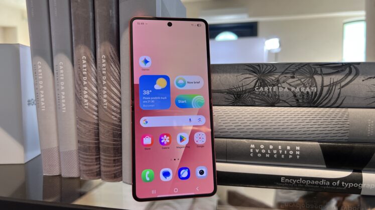 A Galaxy Z Flip7 hivatalosan is bemutatkozott; az első hajlítható csúcstelefon Exynos lapkával és szinte láthatatlan hajlattal