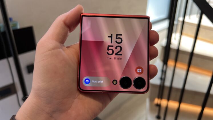 A Galaxy Z Flip7 hivatalosan is bemutatkozott; az első hajlítható csúcstelefon Exynos lapkával és szinte láthatatlan hajlattal