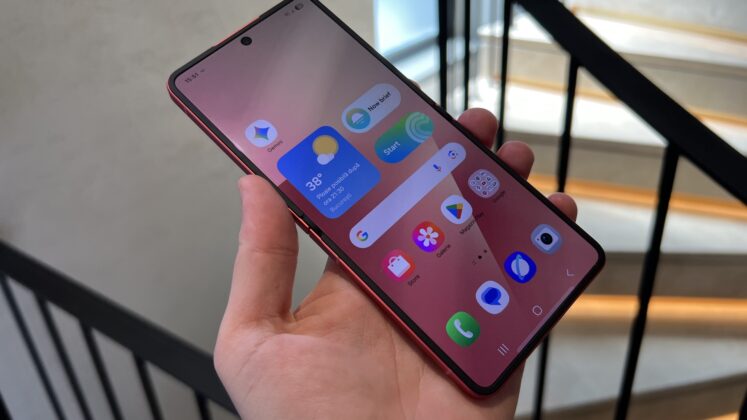 A Galaxy Z Flip7 hivatalosan is bemutatkozott; az első hajlítható csúcstelefon Exynos lapkával és szinte láthatatlan hajlattal