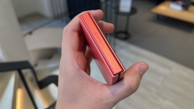 A Galaxy Z Flip7 hivatalosan is bemutatkozott; az első hajlítható csúcstelefon Exynos lapkával és szinte láthatatlan hajlattal