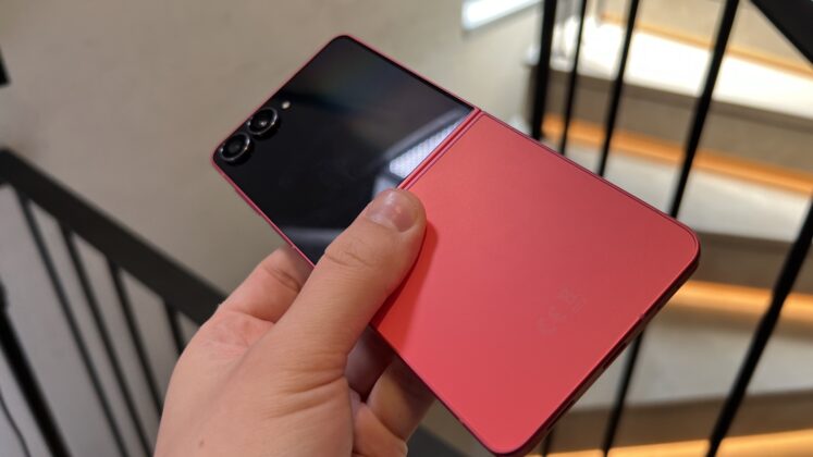 A Galaxy Z Flip7 hivatalosan is bemutatkozott; az első hajlítható csúcstelefon Exynos lapkával és szinte láthatatlan hajlattal