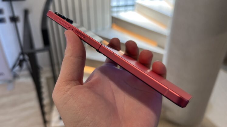 A Galaxy Z Flip7 hivatalosan is bemutatkozott; az első hajlítható csúcstelefon Exynos lapkával és szinte láthatatlan hajlattal